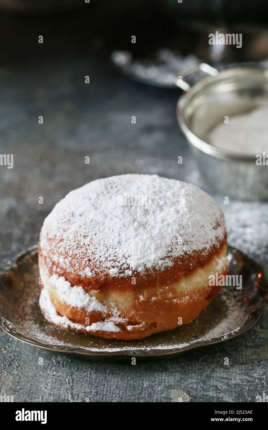 Fat Donnerstag Feier - traditionelle Donuts mit Marmelade gefüllt. Party Dessert Stockfoto