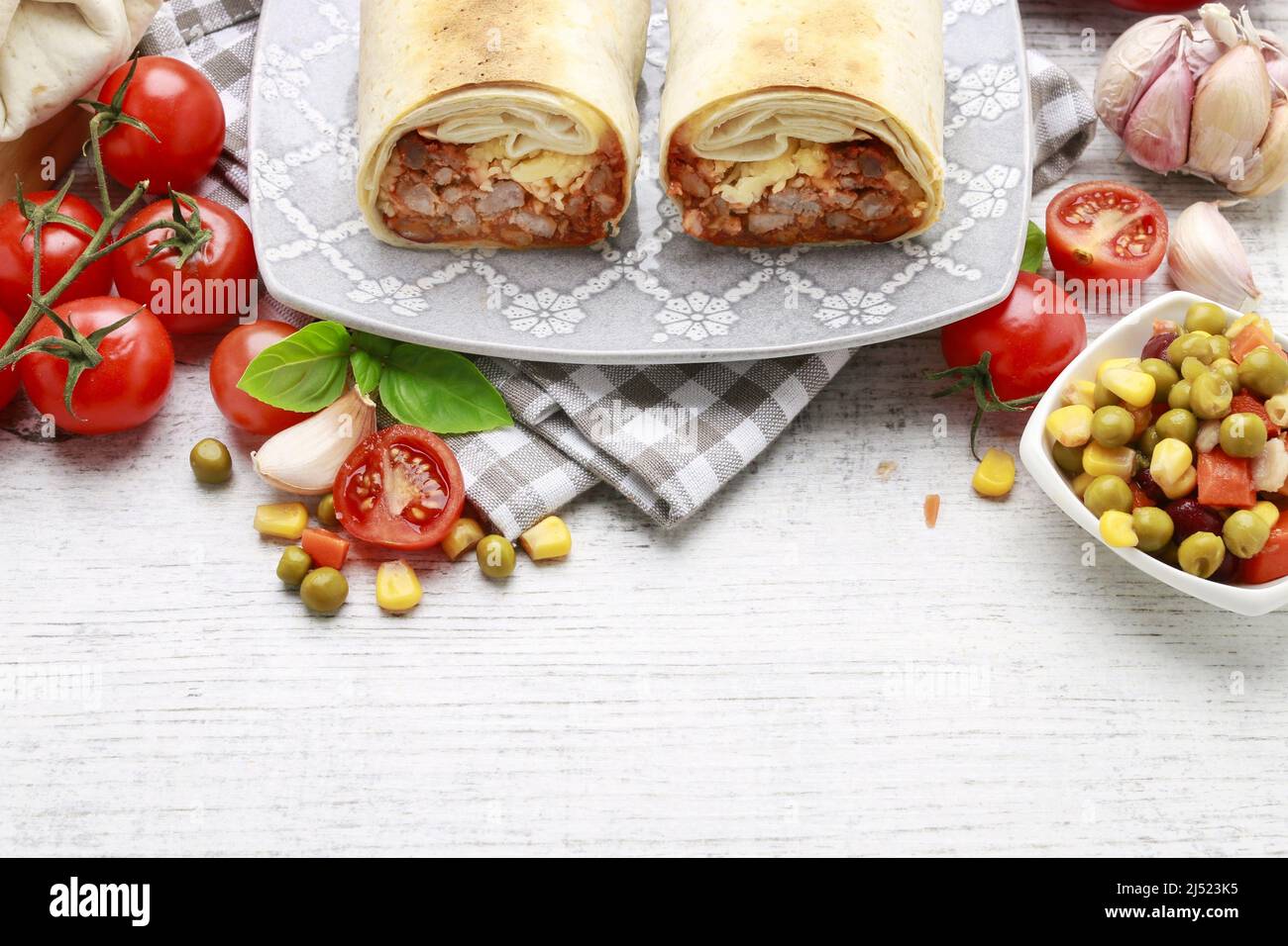 Ein Burrito - mexikanisches Gericht, das aus einer Mehl-Tortilla mit verschiedenen Zutaten besteht. Traditionelles Gericht Stockfoto