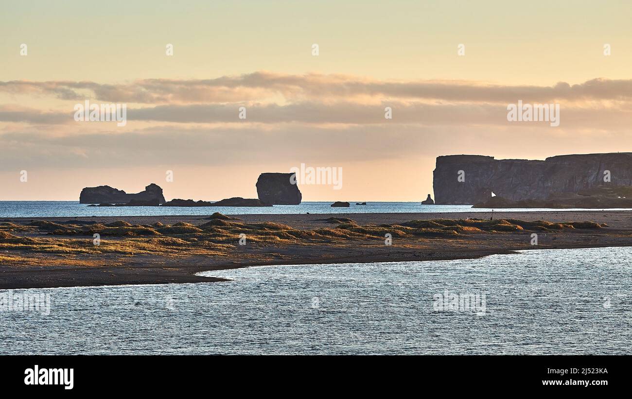 Island Landschaft schwarzer Sandstrand in Dyrholaey in der Dämmerung Stockfoto