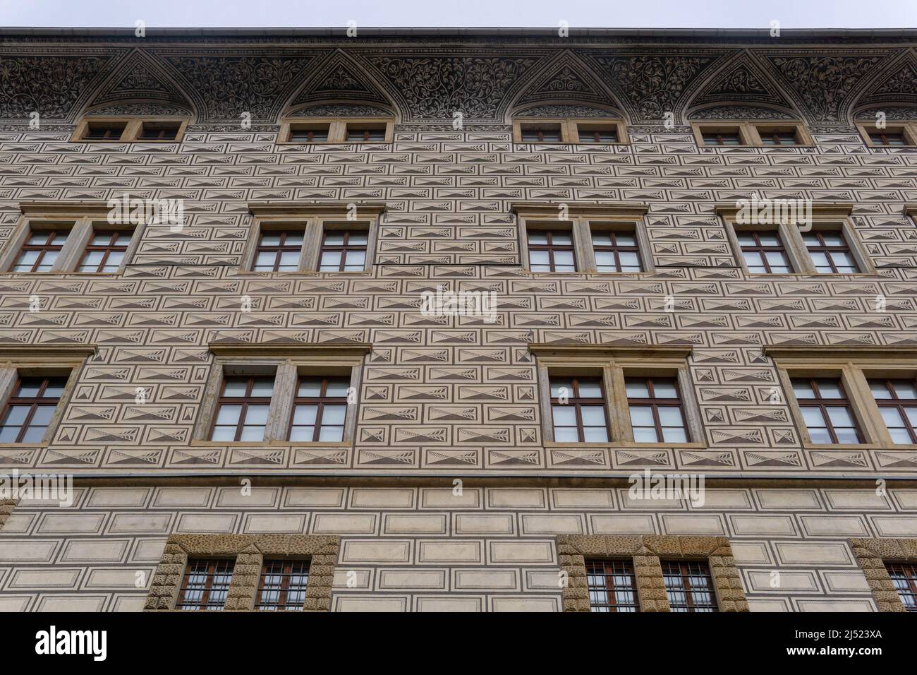 Fotografie des Gebäudes mit symmetrischer Fassade. Prag, Tschechische Republik Stockfoto