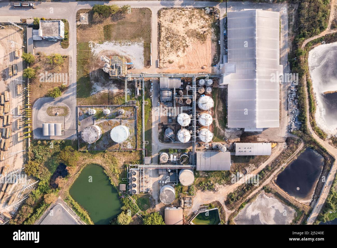Luftaufnahme des elektrischen Umspannwerks, Hochspannungselektrizität mit Pipeline und Tanklager im Stromerzeugungswerk Stockfoto