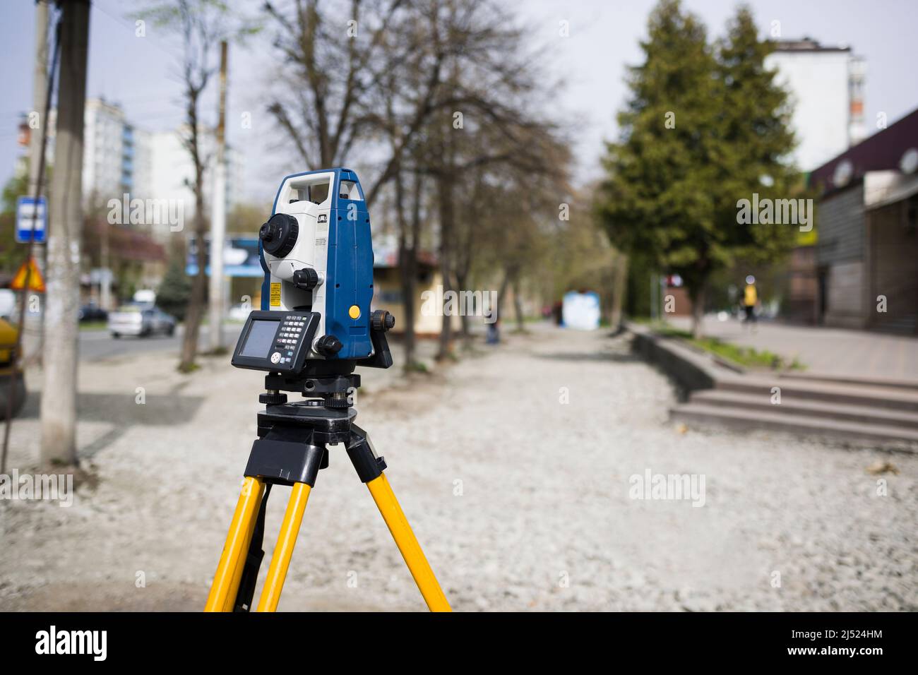 Horizontale Aufnahme von billigen Geodäsie-Niveau-Gerät auf der Straße . Kopie sapce Stockfoto