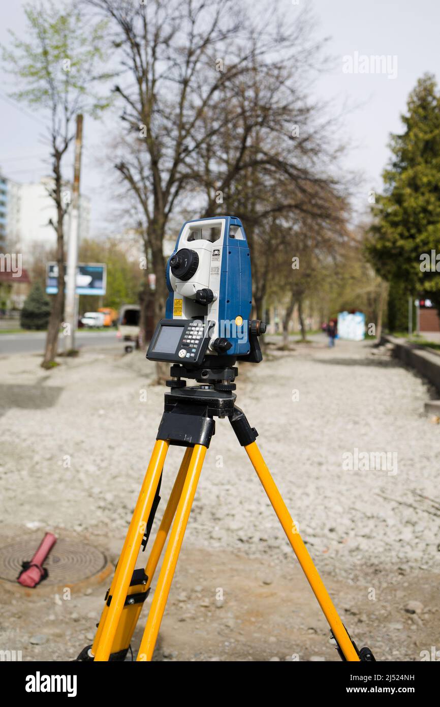 Vertikale Aufnahme eines billigen Geodäsie-Level-Geräts auf der Straße Stockfoto