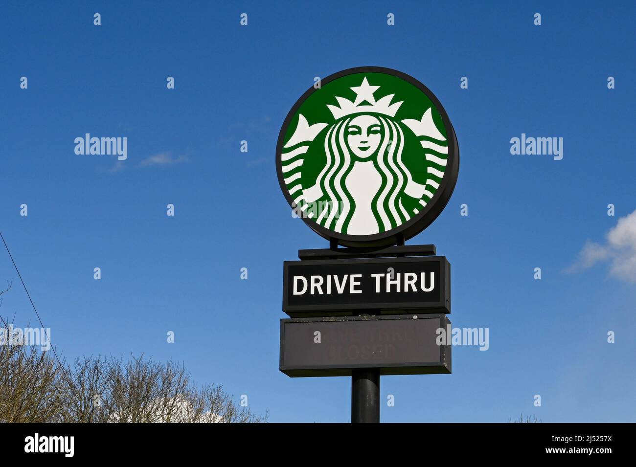 Swindon, England - 2022. April: Großes Schild an der Membury-Tankstelle auf der Autobahn M4, das eine Durchfahrt-Filiale von Starbucks-Kaffee anwirbt. Stockfoto