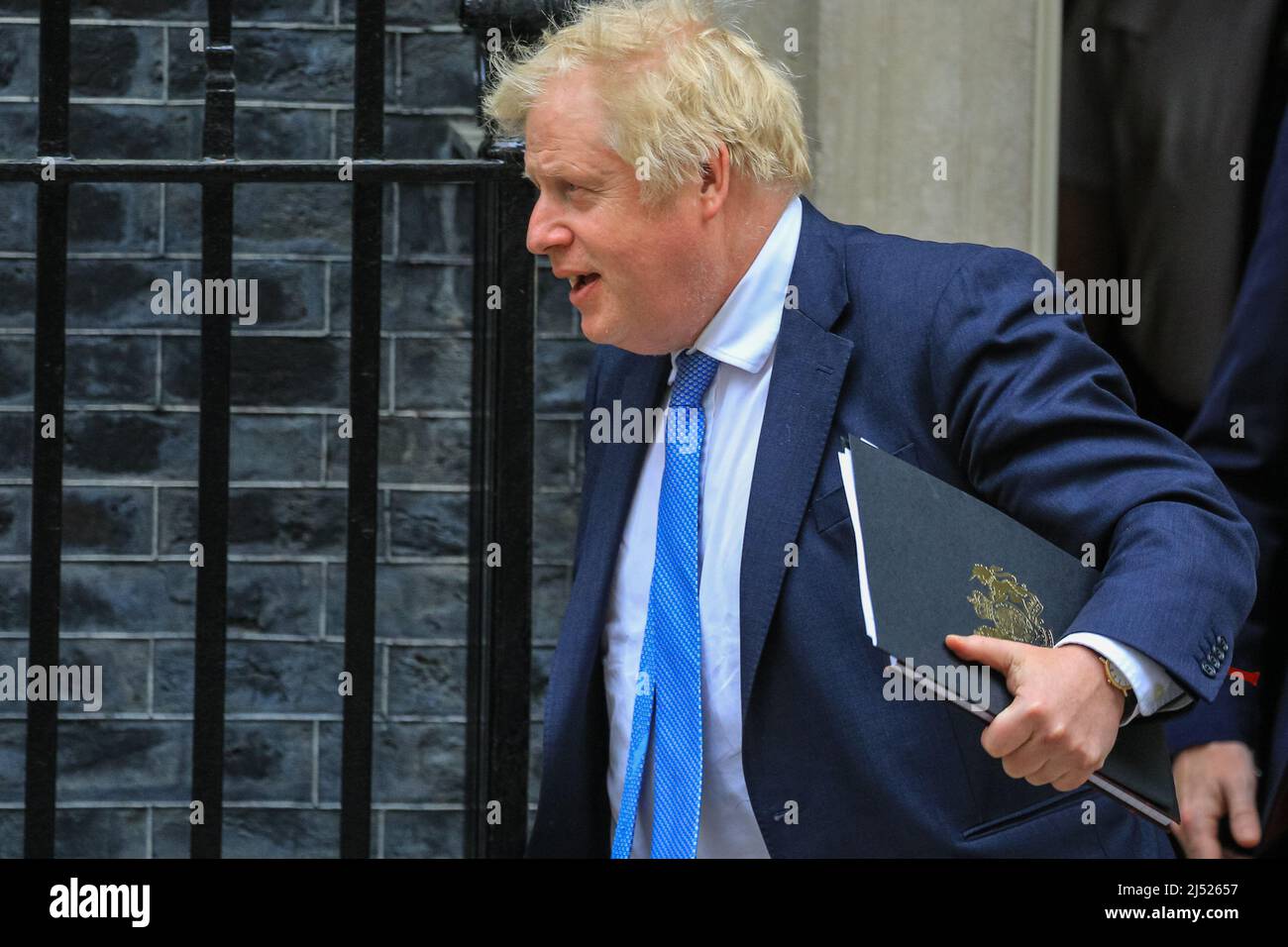 London, Großbritannien. 19. April 2022. Der britische Premierminister Boris Johnson verlässt die Downing Street 10, um heute Nachmittag eine Erklärung im Parlament abzugeben, in der er eine Broschüre mit der Aufschrift „Dienstag, 5.. April“ hält. Es wird erwartet, dass Themen wie die Ukraine, „Partygate“ und die vorgeschlagenen neuen Pläne für die Migrationsabwicklung in Ruanda behandelt werden. Kredit: Imageplotter/Alamy Live Nachrichten Stockfoto