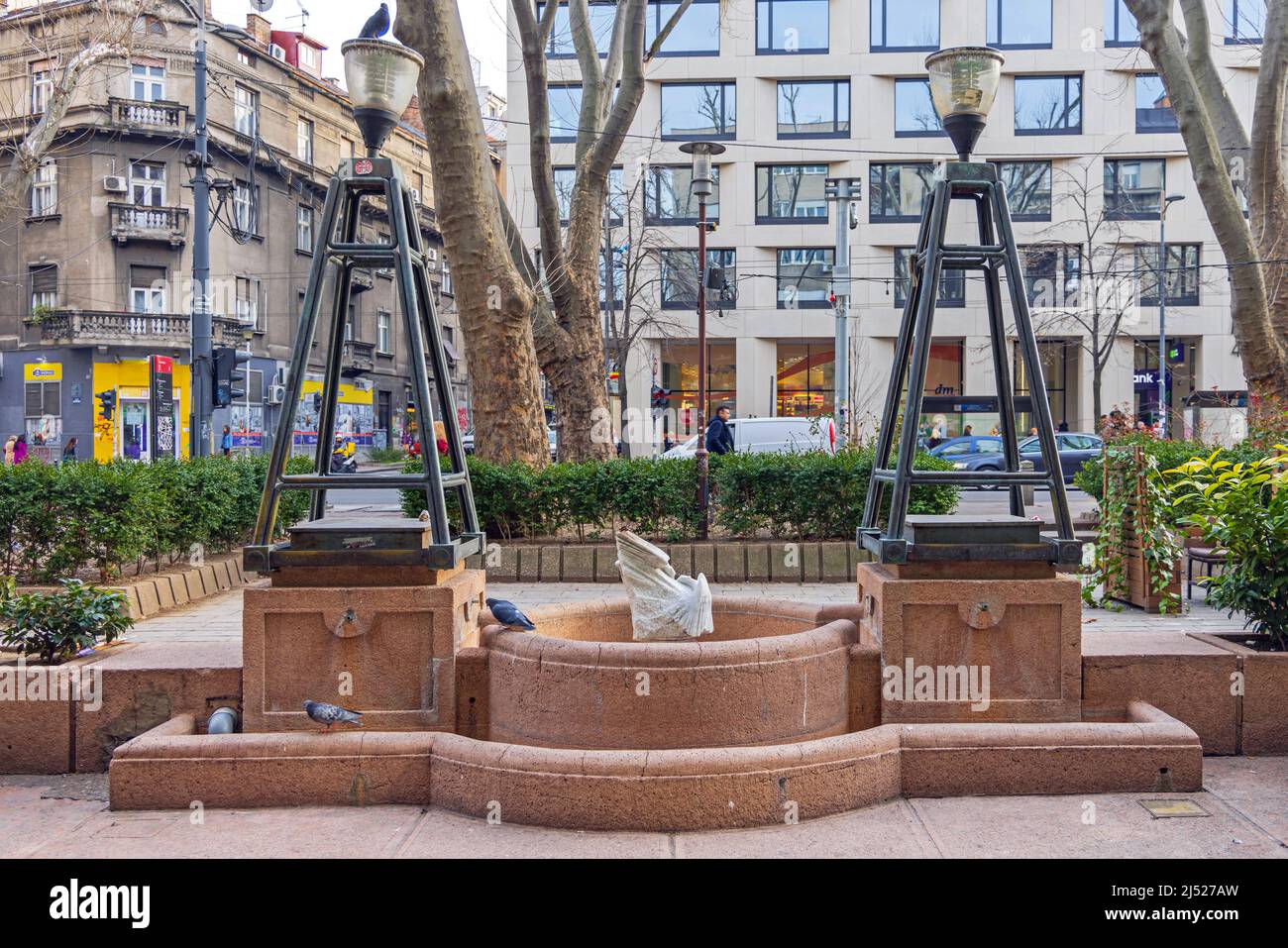 Belgrad, Serbien - 15. März 2022: Marble Stone Radio Belgrade Water Fountain Memorial in der Makedonska Street. Stockfoto