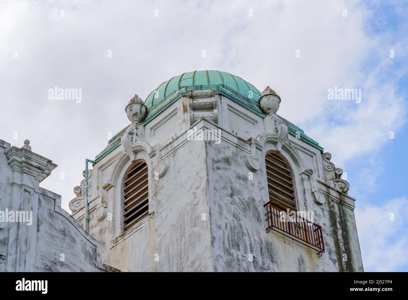 NEW ORLEANS, LA, USA - 15. APRIL 2022: Glockenturm für die geschlossene Katholische Kirche „Our Lady of Lourdes“ an der Napoleon Avenue Stockfoto