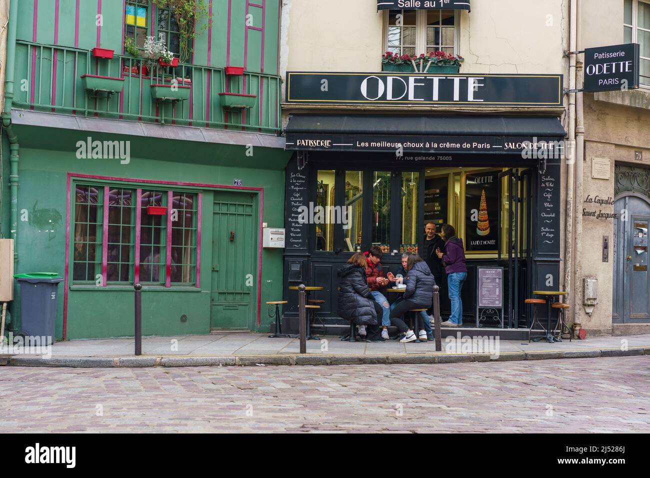 Paris, Frankreich. 13. April 2022. Touristen gehen die Rue Galande im Viertel Sorbonne im 5.. Arrondissement von Paris entlang. Rue Galande, heute behält ein mittelalterliches Aussehen, es war einmal die römische Straße, die nach Lyon und Rom ging, ist es ein sehr touristischer Ort. (Foto: Atilano Garcia/SOPA Images/Sipa USA) Quelle: SIPA USA/Alamy Live News Stockfoto