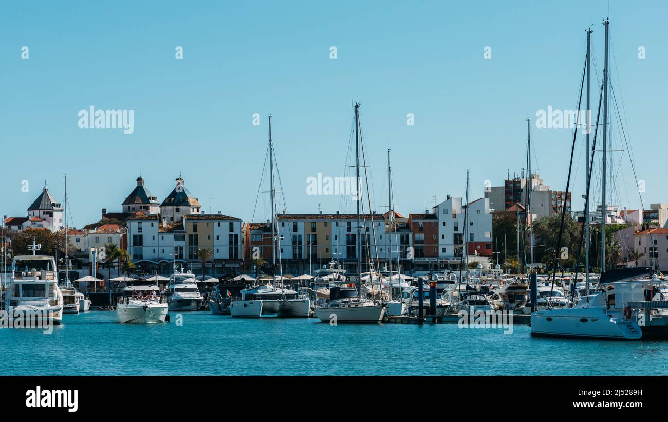 Vilamoura, Portugal - 15. April 2022: Yachthafen voller luxuriöser Yachten im touristischen Vilamoura, Quarteira, Algarve, Portugal Stockfoto