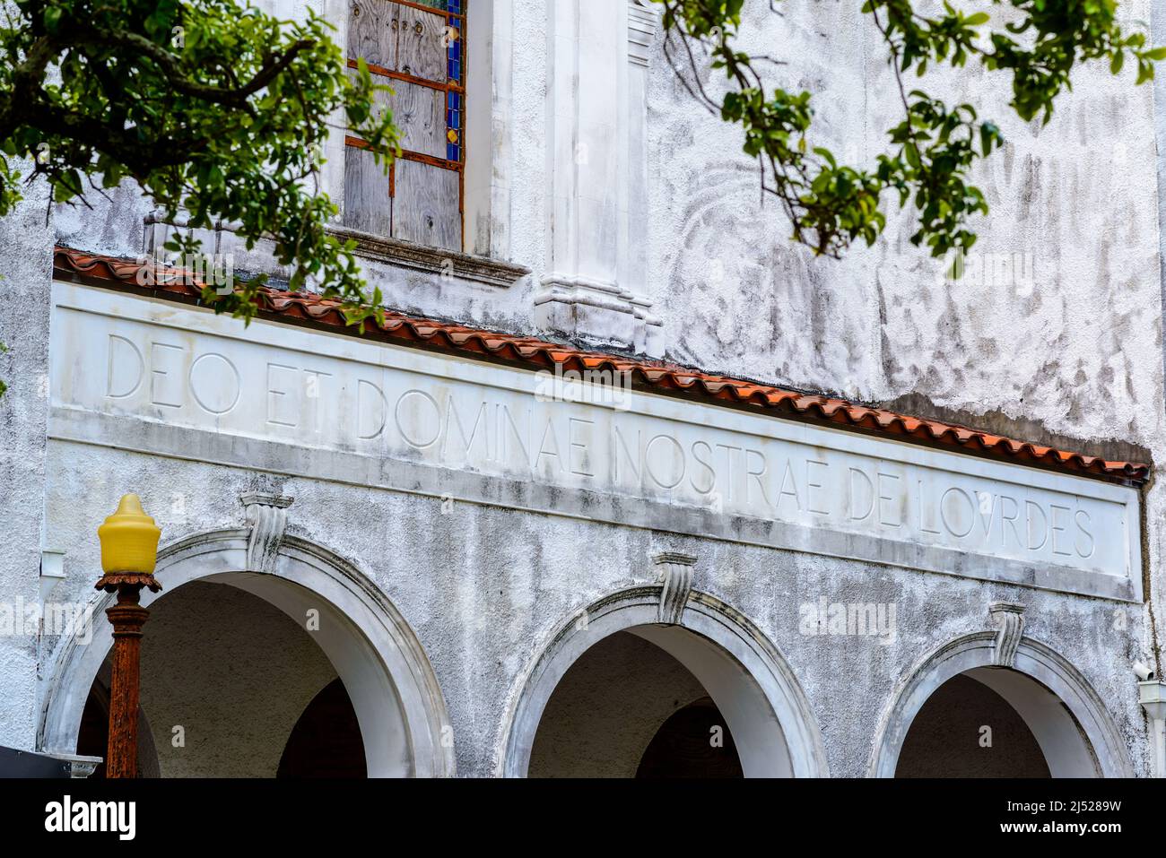 NEW ORLEANS, LA, USA - 15. APRIL 2022: Lateinische Inschrift für die Gottesmutter von Lourdes am Eingang der Kirche an der Napoleon Avenue Stockfoto