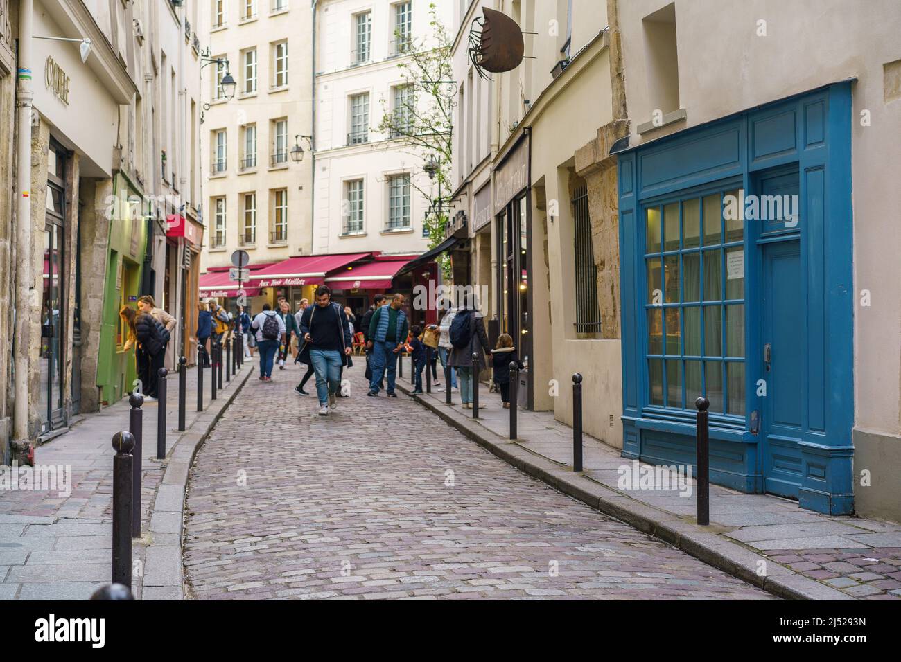 Paris, Frankreich. 13. April 2022. Touristen gehen die Rue Galande im Viertel Sorbonne im 5.. Arrondissement von Paris entlang. Rue Galande, heute behält ein mittelalterliches Aussehen, es war einmal die römische Straße, die nach Lyon und Rom ging, ist es ein sehr touristischer Ort. (Bild: © Atilano Garcia/SOPA Images via ZUMA Press Wire) Stockfoto