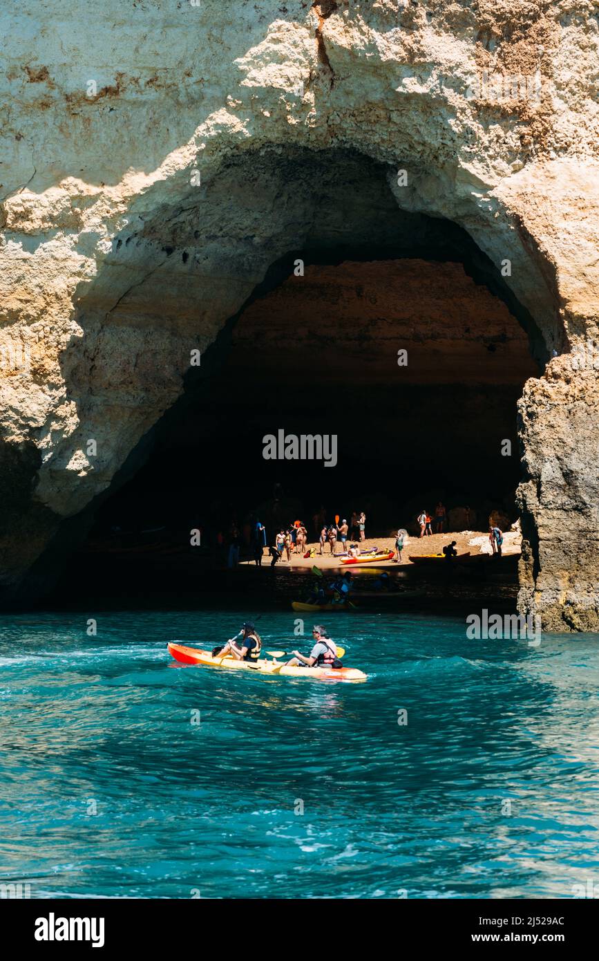 Benagil, Algarve, Portugal - 15. April 2022: Touristen auf Kajaks besuchen die Benagil-Höhle in Benagil, Portugal Stockfoto
