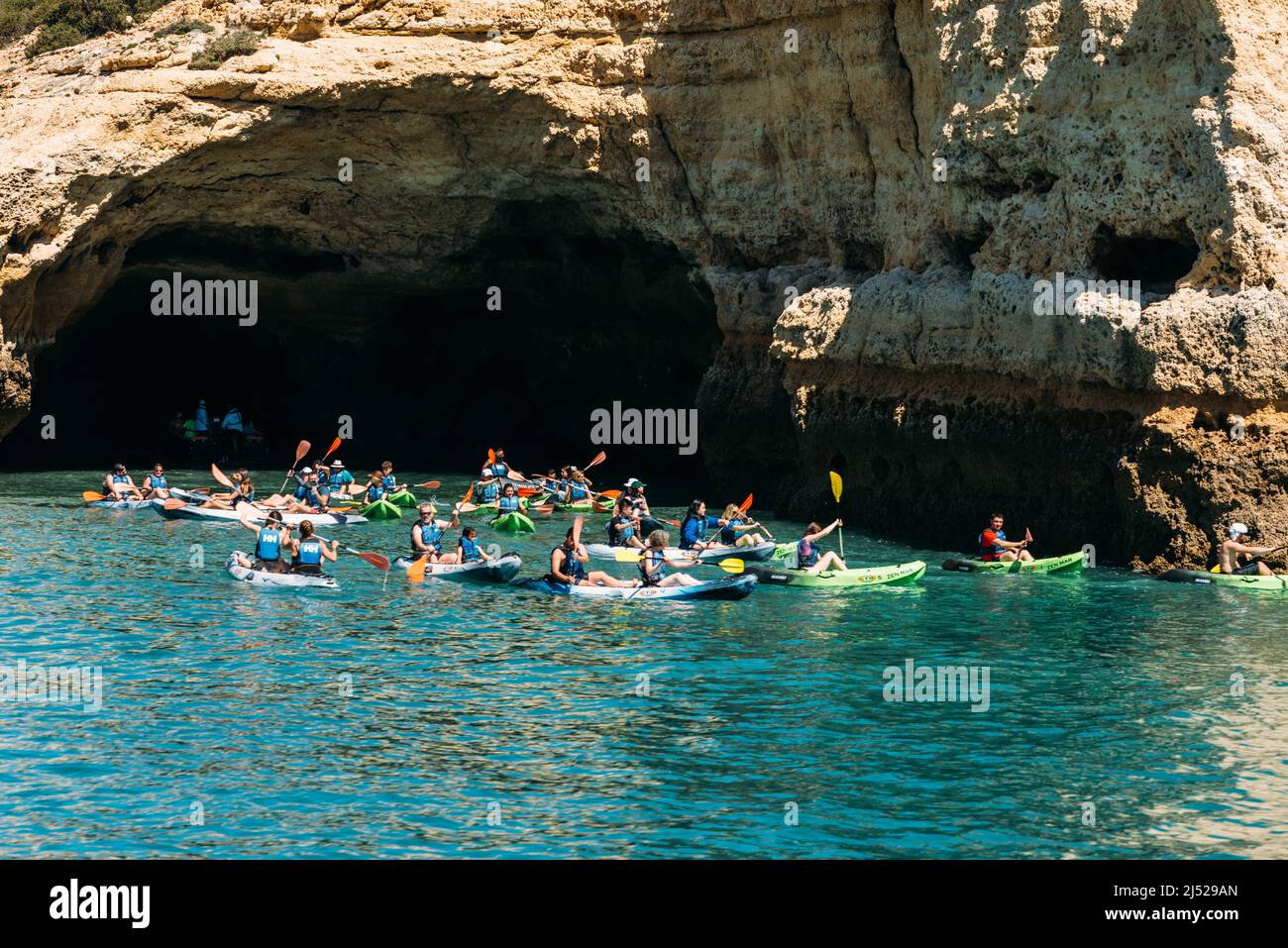 Benagil, Algarve, Portugal - 15. April 2022: Touristen auf Kajaks besuchen die Benagil-Höhle in Benagil, Portugal Stockfoto