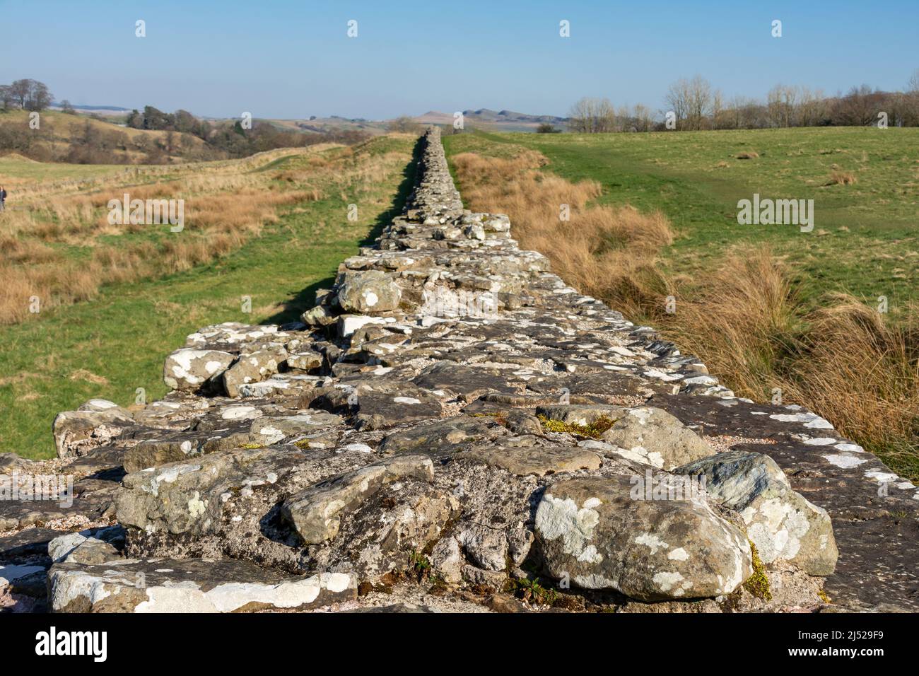 Die Hadrianmauer, auch als römische Mauer bekannt, ist eine ehemalige Verteidigungsfestung der römischen Provinz Britannien, die 122 n. Chr. unter der Herrschaft von begann Stockfoto