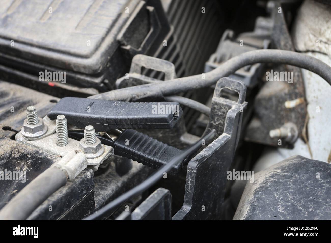 Überbrückungskabel (Booster-Kabel) im Auto. Mechaniker Stockfoto