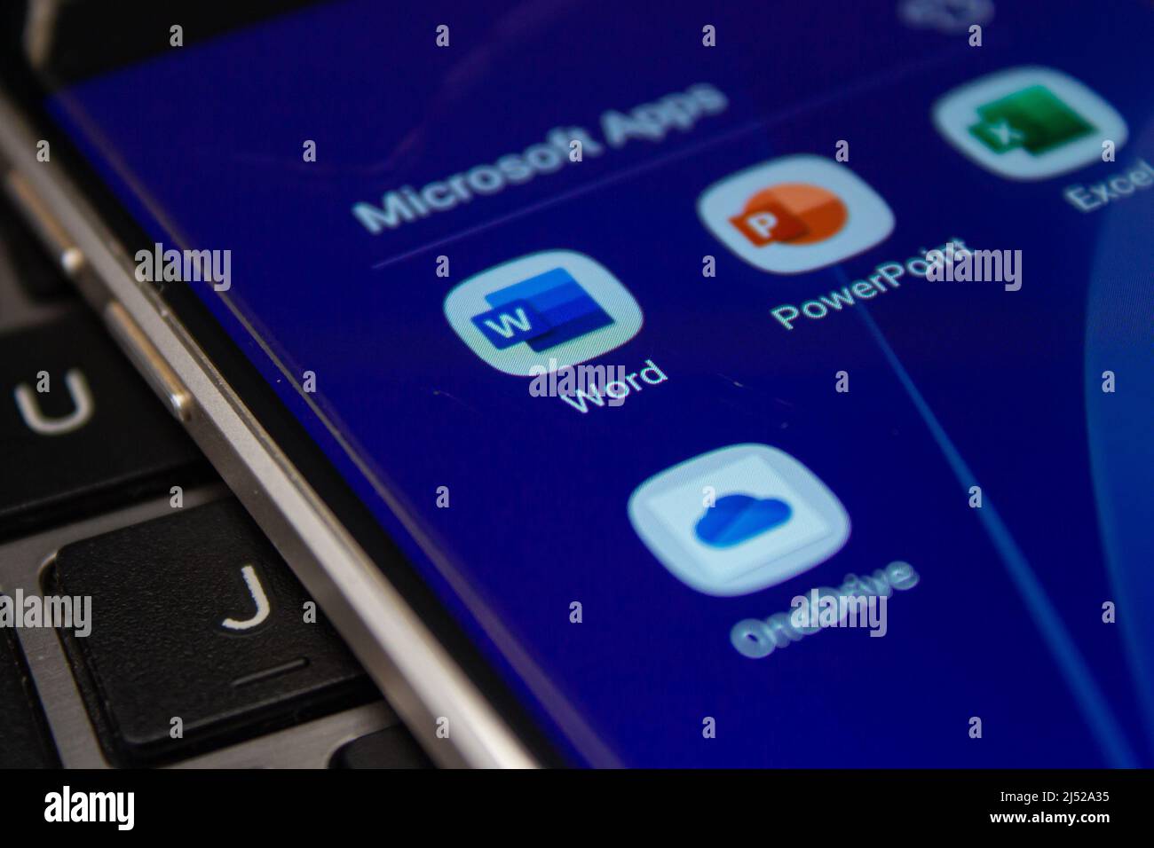 Verschiedene Symbole für mobile Microsoft-Anwendungen (Word, PowerPoint, Excel, OneDrive) auf dem Telefonbildschirm. Afyonkarahisar, Türkei - 18. April 2022. Stockfoto