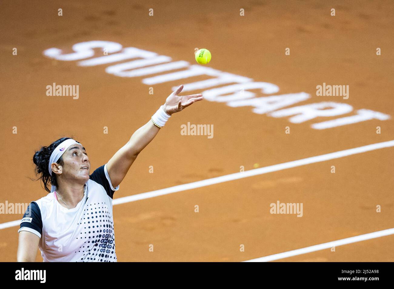 Stuttgart, Deutschland. 19. April 2022. Tennis: WTA Tour - Stuttgart, Singles, Frauen, 1. Runden, Jabeur (Tunesien) - Vondrousova (Tschechien). Ons Jabeur in Aktion. Quelle: Tom Weller/dpa/Alamy Live News Stockfoto