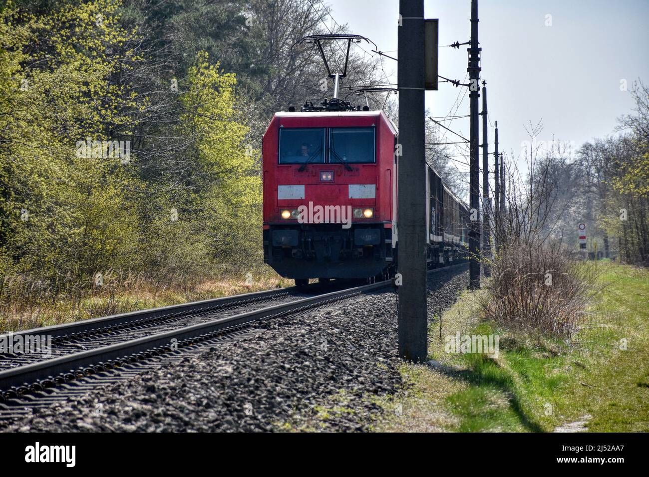 Zug, Bahn, Lok, Lokomotive, Güterzug, Gleis, Schienen, Schienenstrang, E-Lok, Elektrolokomotive, Wagen, Wagen, Güterwagen, fahren, Rudolfsbahn, Herzo Stockfoto