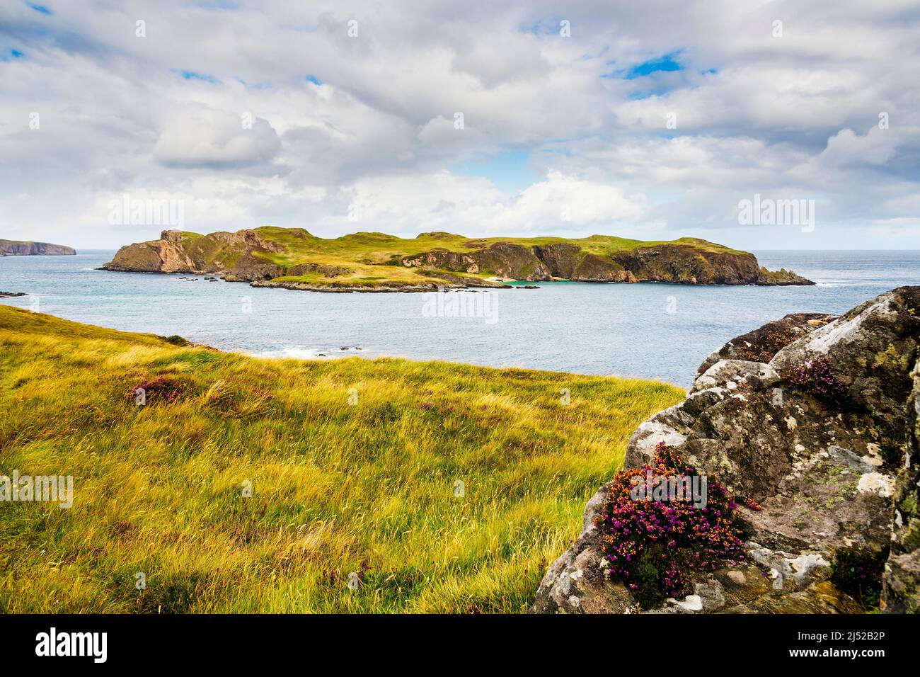 Die Sonne scheint auf der kleinen und unbewohnten Insel Neave oder Coomb, nur einen Steinwurf vom schottischen Festland entfernt, in der Nähe der Skerray Bay. Stockfoto