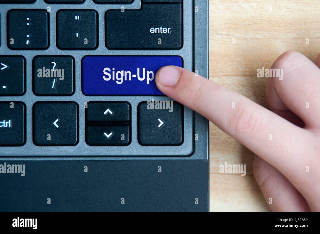 Draufsicht auf die Anmeldetaste der Hand auf der Laptop-Tastatur. Online-Geschäftskonzept Stockfoto