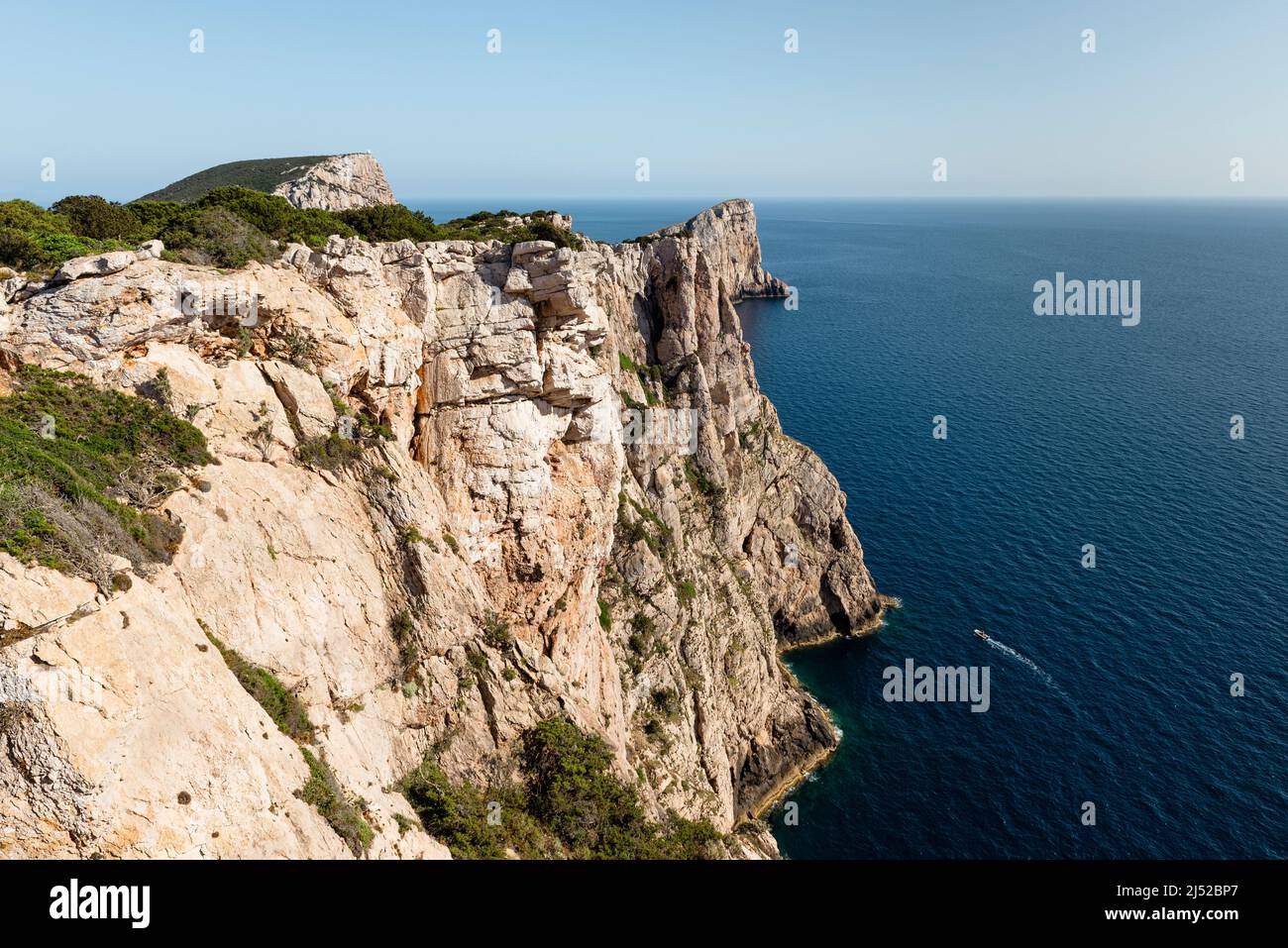 Wunderschöne Natur und Freizeitaktivitäten auf Sardinien - Motorbootfahrten im tiefblauen Meer unter den steilen Klippen am Kap Capo Caccia Stockfoto