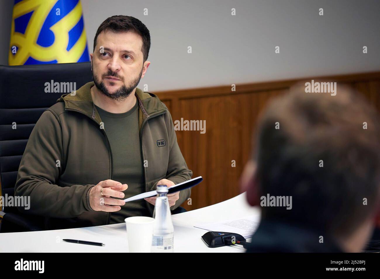 Der Präsident der Ukraine, Wolodymyr Zelenskyy, hielt ein Treffen mit der Führung der Werchowna Rada, Vertretern des parlamentarischen Korps und Mitgliedern der Regierung über Gesetzesinitiativen ab, die für die Aktivitäten des Staates in Kriegszeiten von größter Bedeutung sind. Besondere Aufmerksamkeit wurde den Gesetzesentwürfen gewidmet, die bei der nächsten Sitzung der Werchowna Rada dringend geprüft werden müssen. Insbesondere erörterten die Parteien die Notwendigkeit, das Dekret des Präsidenten der Ukraine über die Verlängerung des Kriegsrechts zu genehmigen, Gesetzesvorlagen zur Regulierung des Rechtsregimes in dem vorübergehend besetzten Gebiet Stockfoto