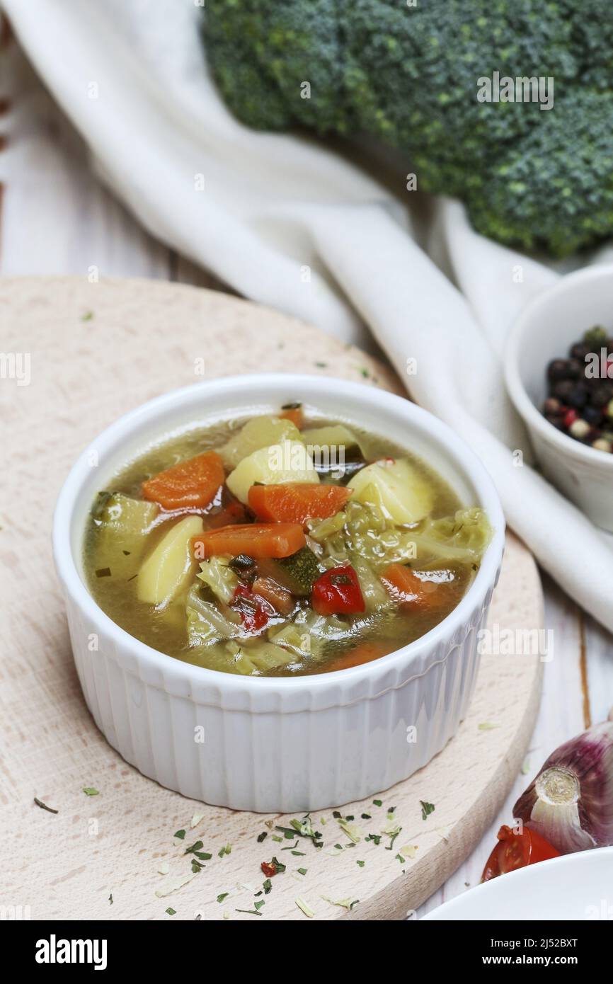 Portion Gemüsesuppe. Hausgemachtes Abendessen. Gesunde Ernährung Stockfoto