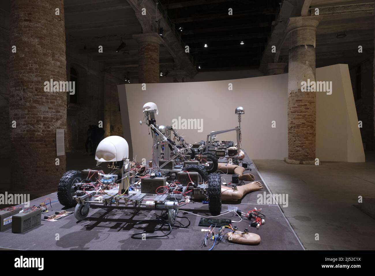 Touristen und Einheimische besuchen die Biennale von Venedig während der Internationalen Kunstausstellung 59. (Biennale Arte) am 20. April 2022 in Venedig, Italien. Stockfoto