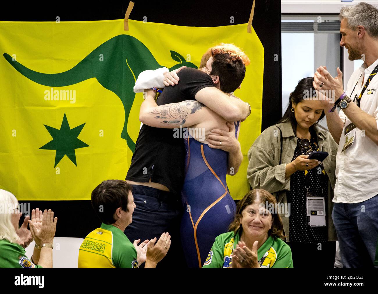 2022-04-19 18:13:50 DEN HAAG - Prinz Harry, Herzog von Sussex, gibt eine Umarmung zu einem Teilnehmer während des Schwimmenereignisses am vierten Tag der Invictus Spiele, ein internationales Sportereignis für Soldaten und Veteranen, die psychologisch oder physikalisch während ihres Militärdienstes verletzt worden sind. ANP SEM VAN DER WAL niederlande Out - belgien Out Stockfoto