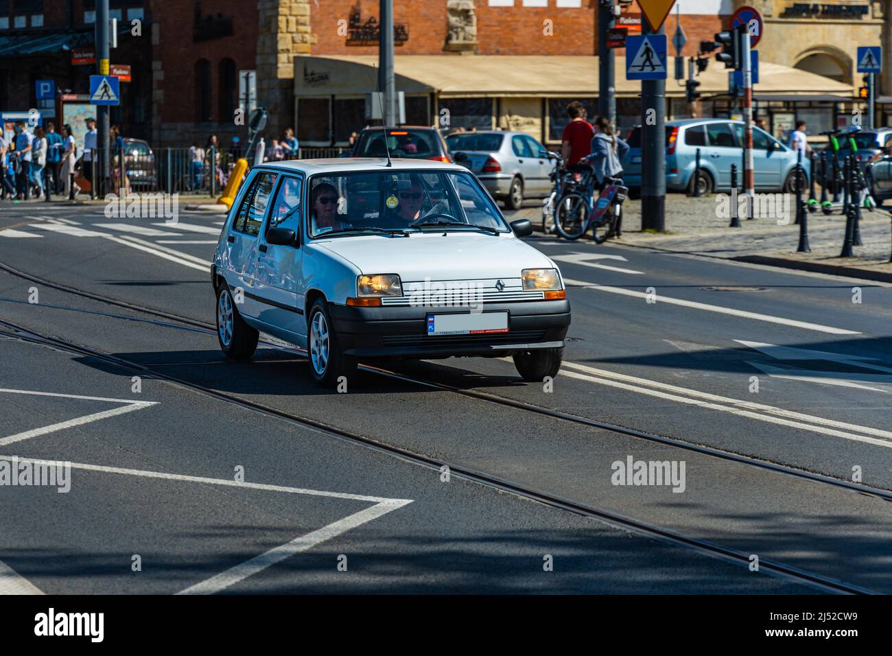 Breslau, Polen - 2021. Mai: Mai Kreuzfahrt von alten Retro-Autos der Classic Zone Breslau Stockfoto