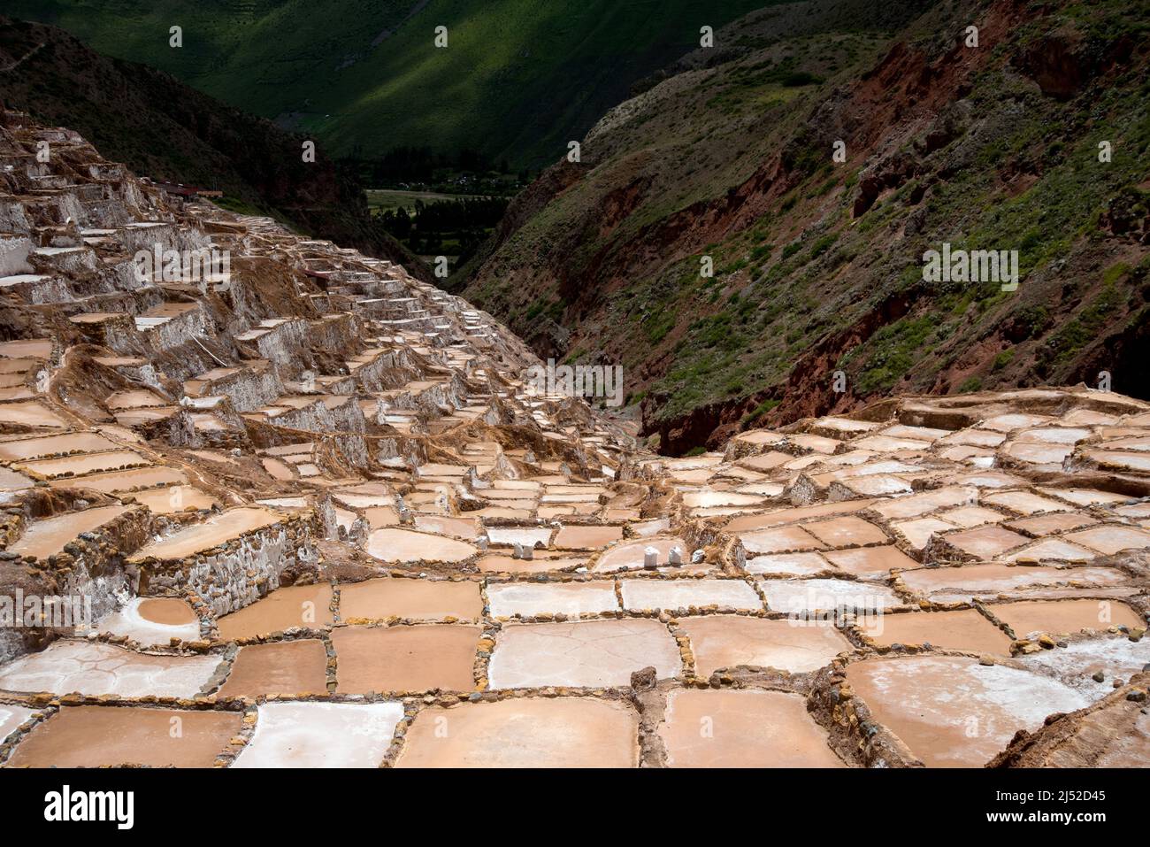 Maras-Salzebenen in der Nähe des Dorfes Maras in der Cusco-Region von Peru Stockfoto