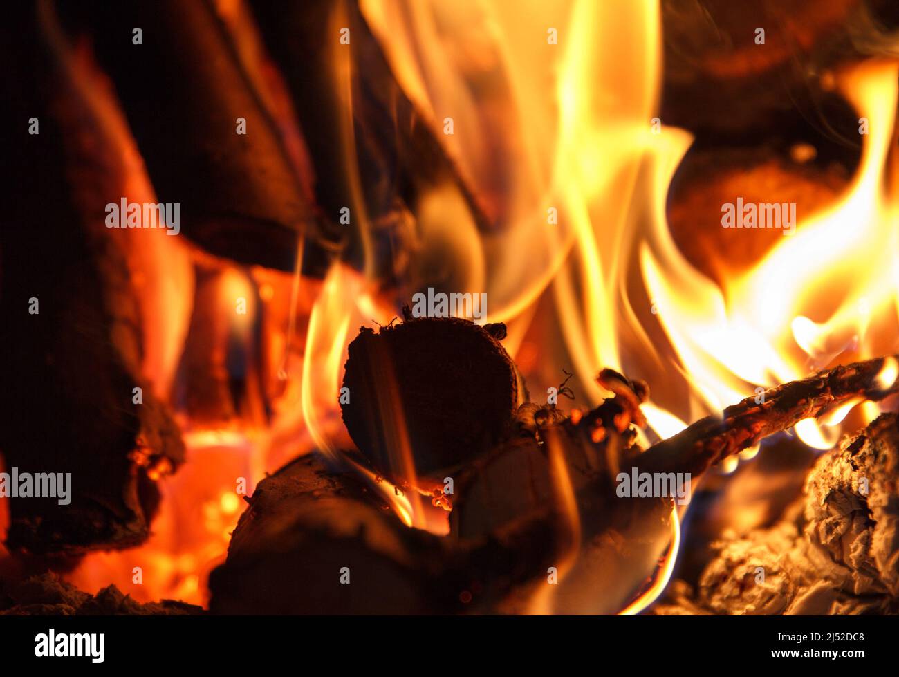 Helles Feuer der hohen Temperatur aus Brennholz und trockenen Ästen brennt im Kamin, entspannen Stockfoto