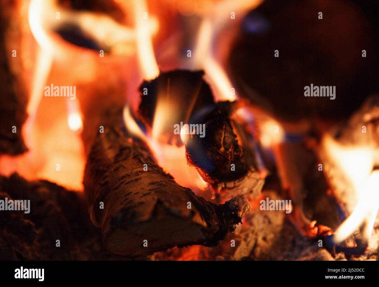 Helles Feuer der hohen Temperatur vom Brennholz brennt im Kamin, Hintergrund Stockfoto