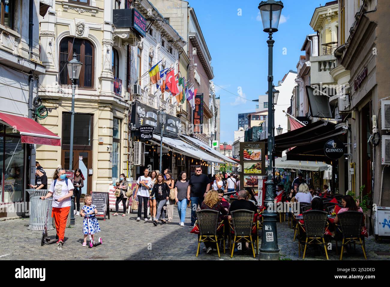 Bukarest, Rumänien - 5. Juni 2021: Alte Gebäude im historischen Zentrum an einem sonnigen Sommertag Stockfoto