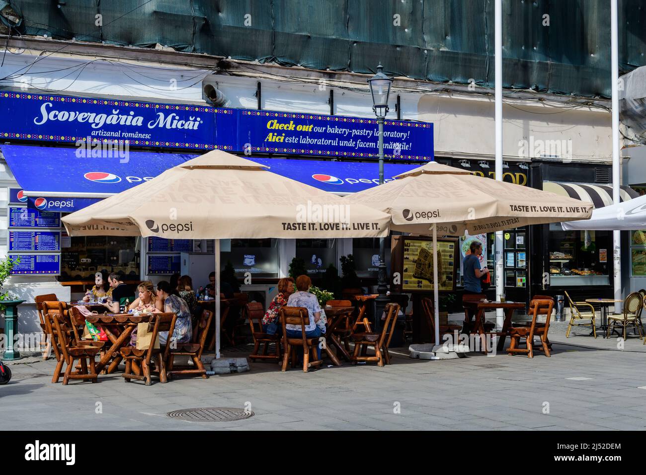 Bukarest, Rumänien - 5. Juni 2021: Alte Gebäude im historischen Zentrum an einem sonnigen Sommertag Stockfoto