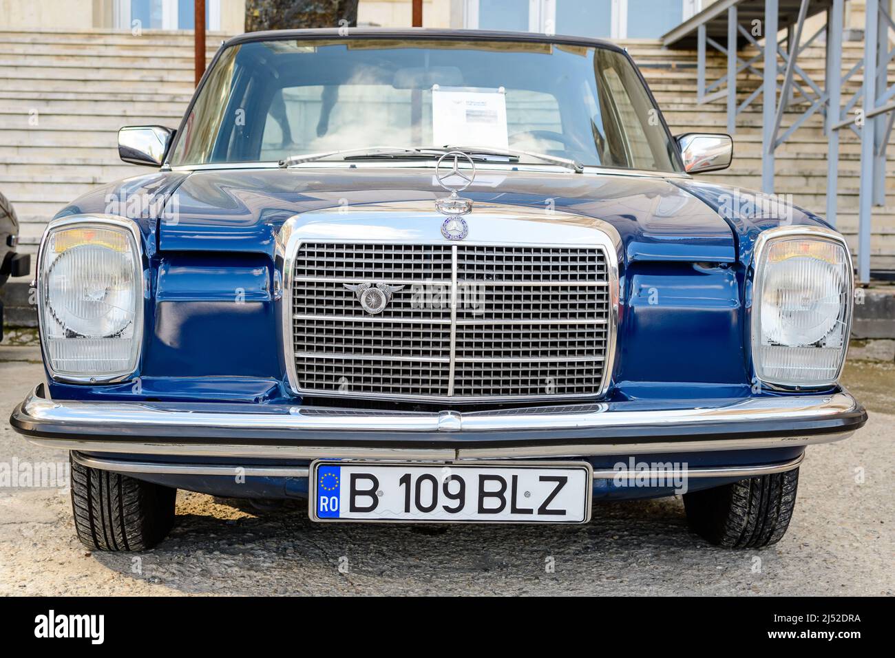 Bukarest, Rumänien, 2. Oktober 2021: Ein lebhaft blauer Mercedes 220D (115W) Oldtimer, der im Jahr 1975 produziert wurde und auf einer Straße bei einer Veranstaltung für die Vinta geparkt wurde Stockfoto