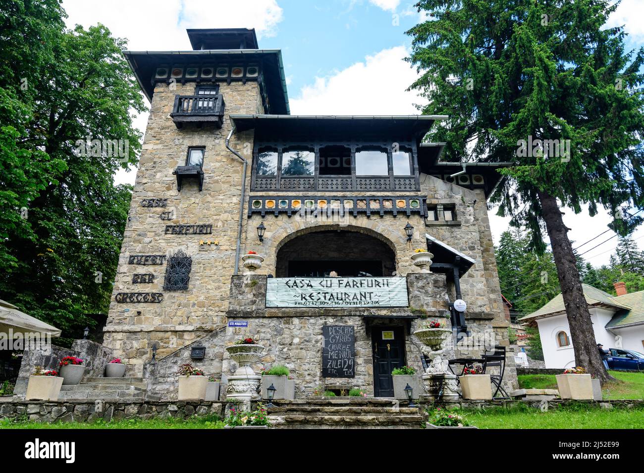 Sinaia, Rumänien - 3. Juli 2021: Alte historische Villa im Zentrum der Stadt in der Nähe des Bucegi-Gebirges (Muntii Bucegi) im Prahova-Tal (Valea Praho Stockfoto