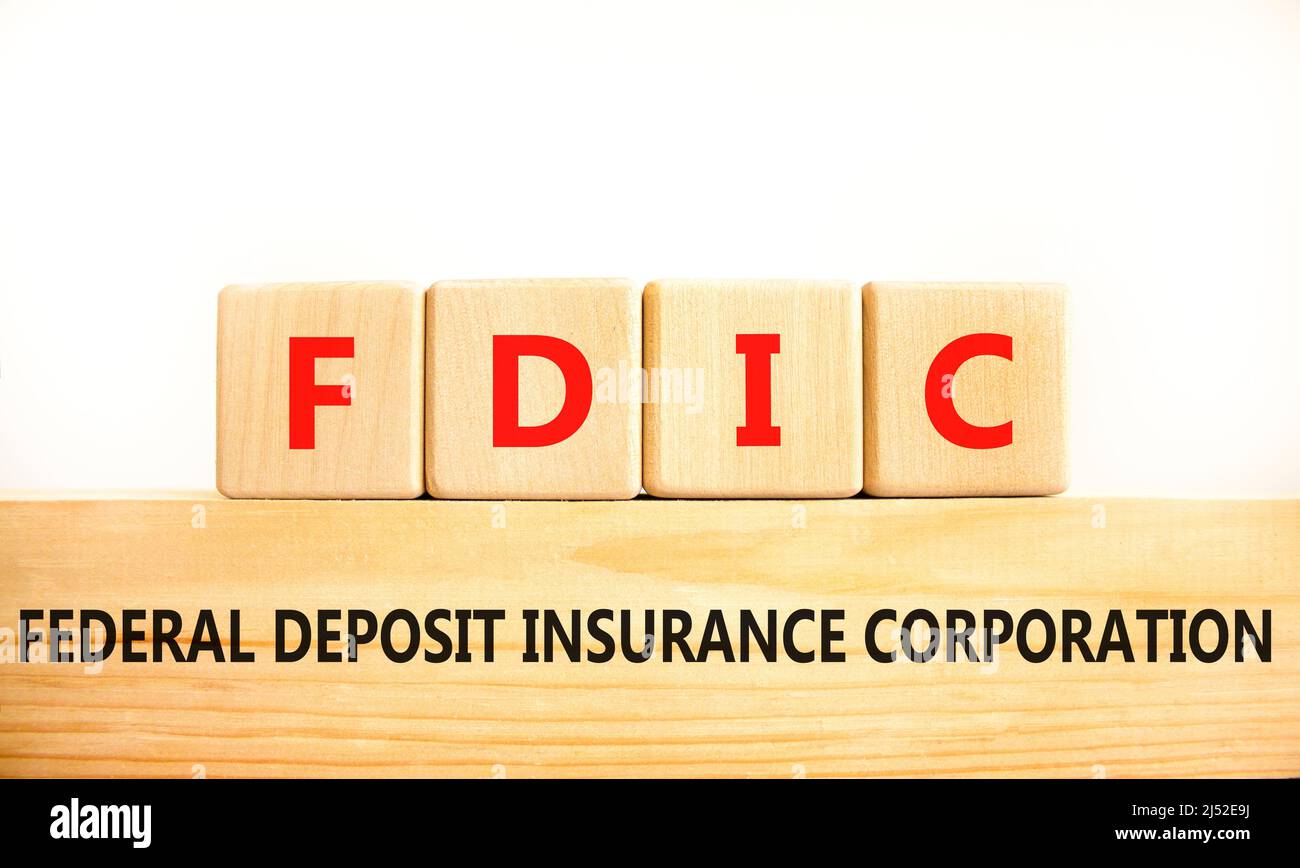 FDIC Bundeseinlagensicherungsgesellschaft Symbol. Konzept Worte FDIC Bundeseinlagenversicherung auf Würfel auf weißem Hintergrund. Ausländische Direktinvestitionen für Unternehmen Stockfoto