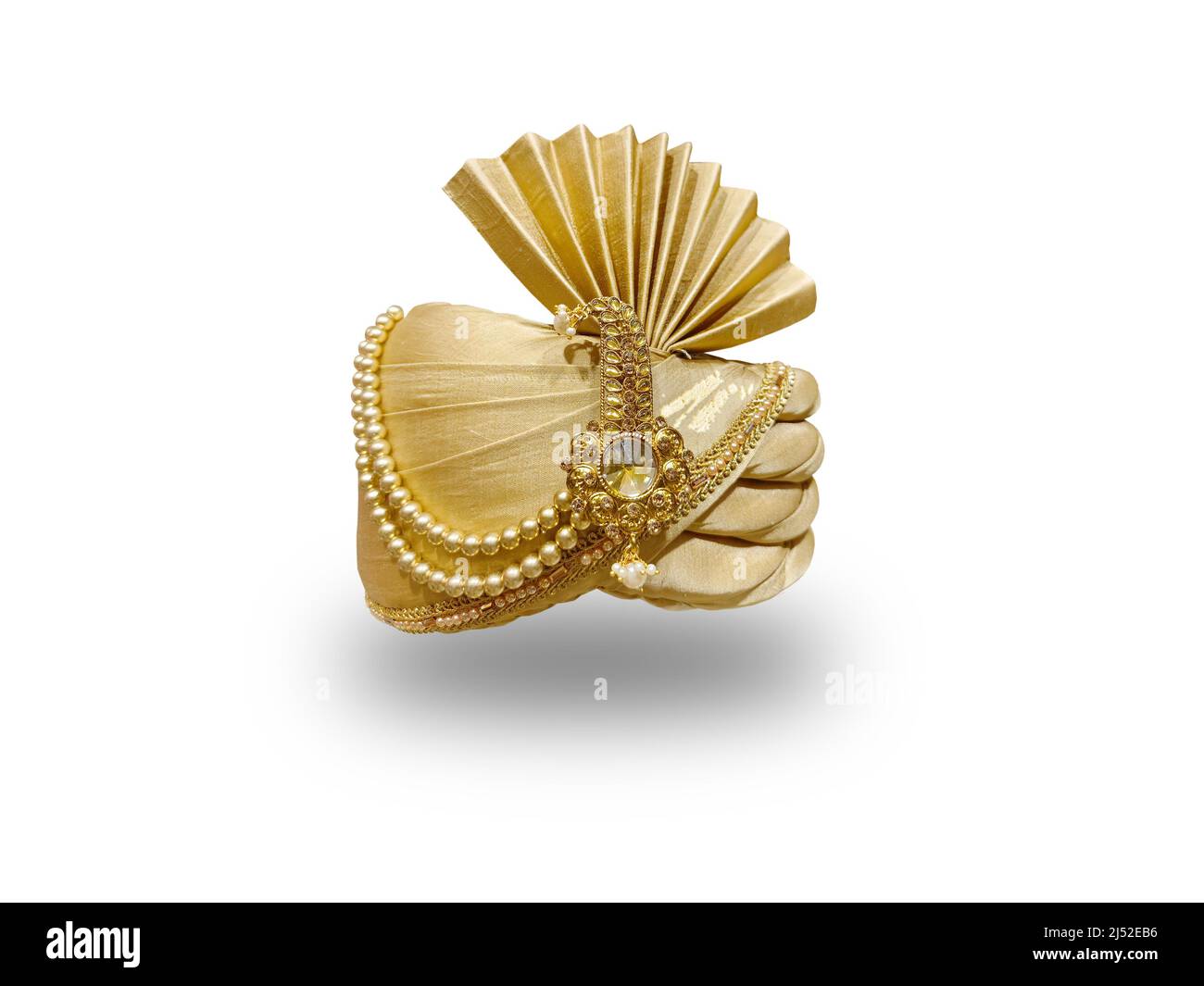 Indische Hochzeit safa/Turban/pagdi für Männer Goldene Farbe Dulha Hochzeit pagdi für Bräutigam in weißem Hintergrund. Stockfoto