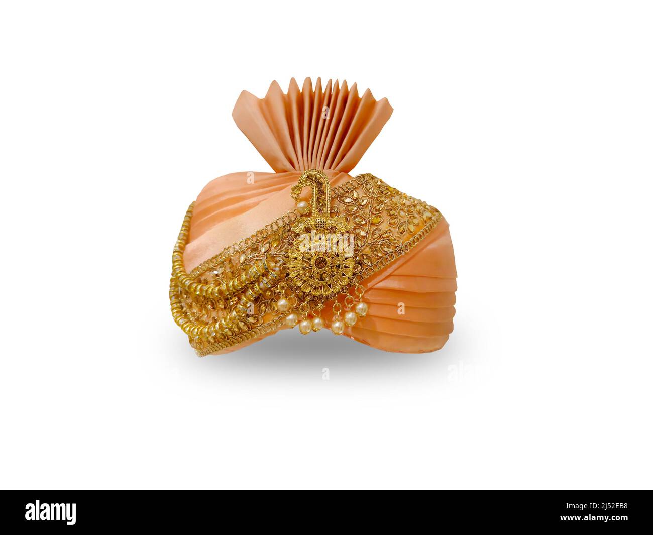 Indische Hochzeit safa/Turban/pagdi für Männer Goldene Farbe Dulha Hochzeit pagdi für Bräutigam in weißem Hintergrund. Stockfoto
