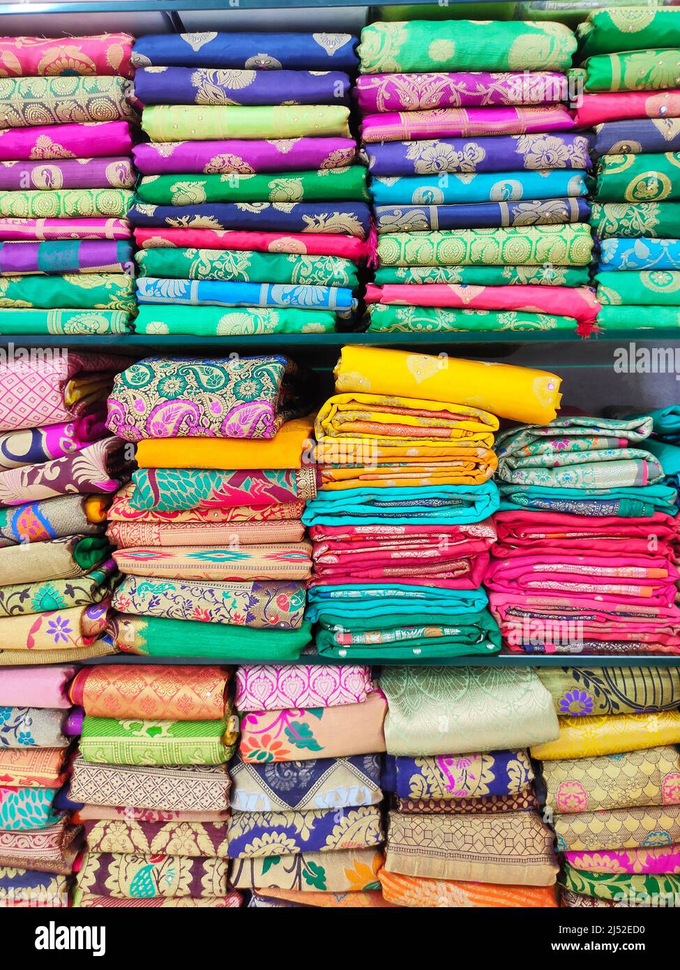 Stoffrollen und Textilien im Geschäft. Mehrfarbige indische Muster auf dem  Markt Stoffe in Rollen. Stoffgeschäft in Pune, Maharashtra, Indien  Stockfotografie - Alamy