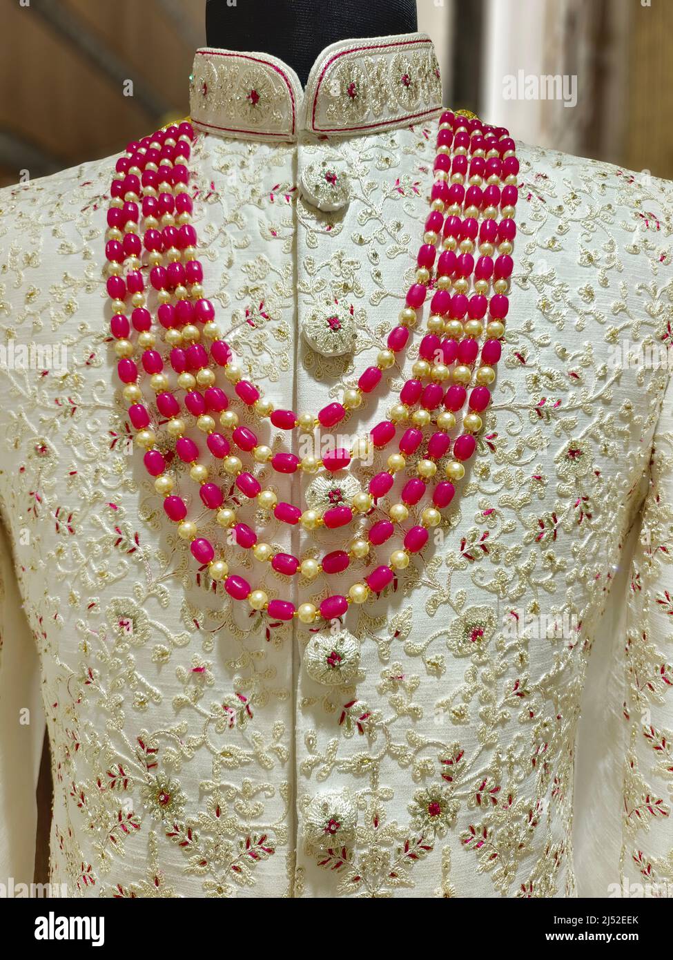 Indische Männer neuesten Mode Kleid hing an Kleiderbügel, in der Anzeige im Einzelhandel im Markt, Hochzeitskleidung für Männer Indien Stockfoto