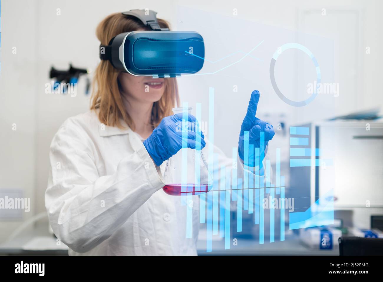 Wissenschaftler mit VR-Brille, Laborkittel und Kolben analysieren Daten im digitalen Metaverse-Cyberspace mit virtueller Realität. NFT-Technologie für die Unterhaltung der Zukunft. Stockfoto