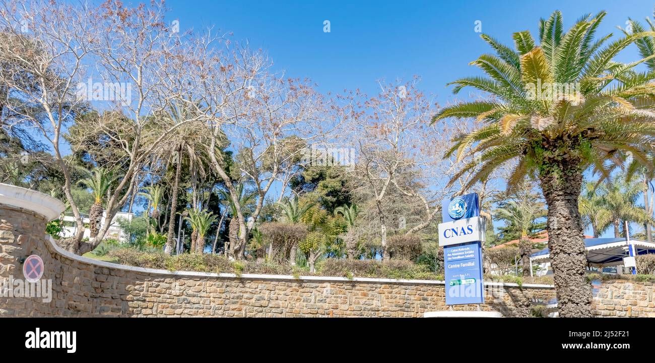 CNAS National Social Insurance Fund for Employed Workers Family Center. Hauptquartier des Sozialversicherungsamtes Eingang. Plakatwand des Typenschilds. Stockfoto
