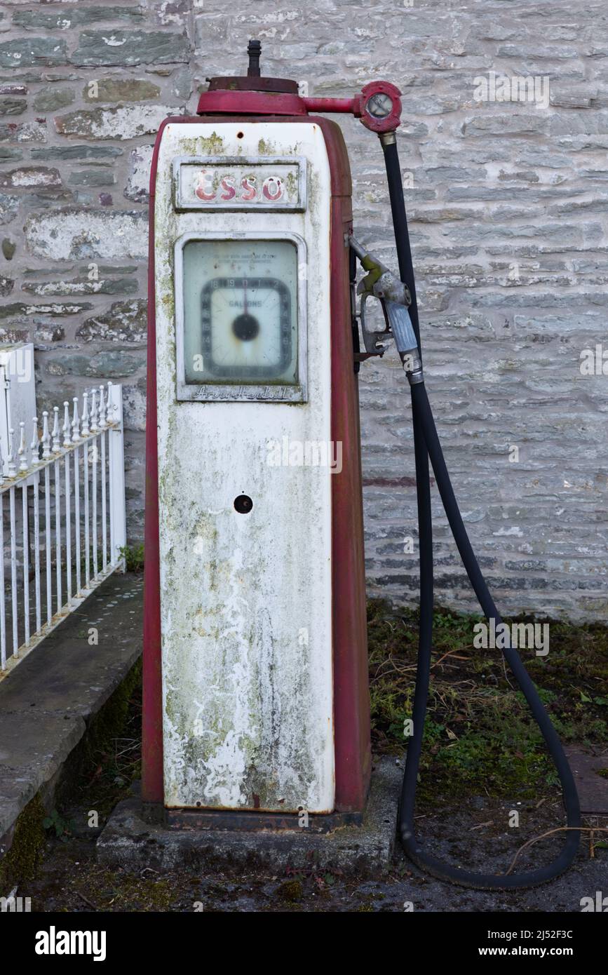 Cottage mit einer alten alten Kraftstoffpumpe Stockfoto