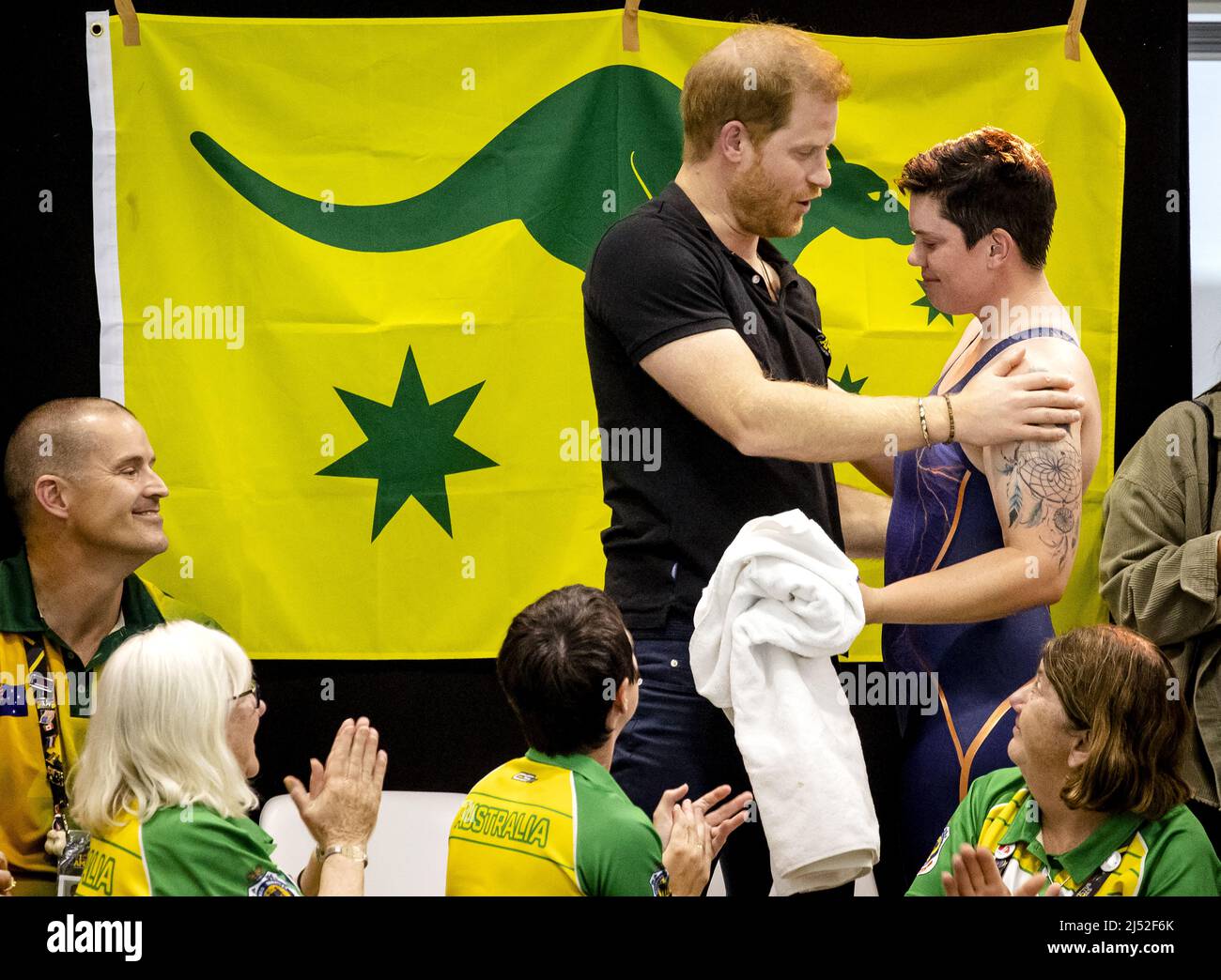 2022-04-19 18:13:52 DEN HAAG - Prinz Harry, Herzog von Sussex, gibt eine Umarmung zu einem Teilnehmer während des Schwimmenereignisses am vierten Tag der Invictus Spiele, ein internationales Sportereignis für Soldaten und Veteranen, die psychologisch oder physikalisch während ihres Militärdienstes verletzt worden sind. ANP SEM VAN DER WAL niederlande Out - belgien Out Stockfoto