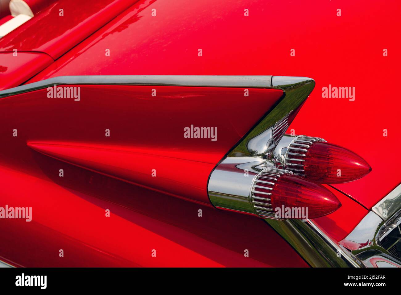 Nahaufnahme einer Heckflosse auf einem restaurierten Oldtimer, das auf einer Sommerautoausstellung ausgestellt wurde. Stockfoto