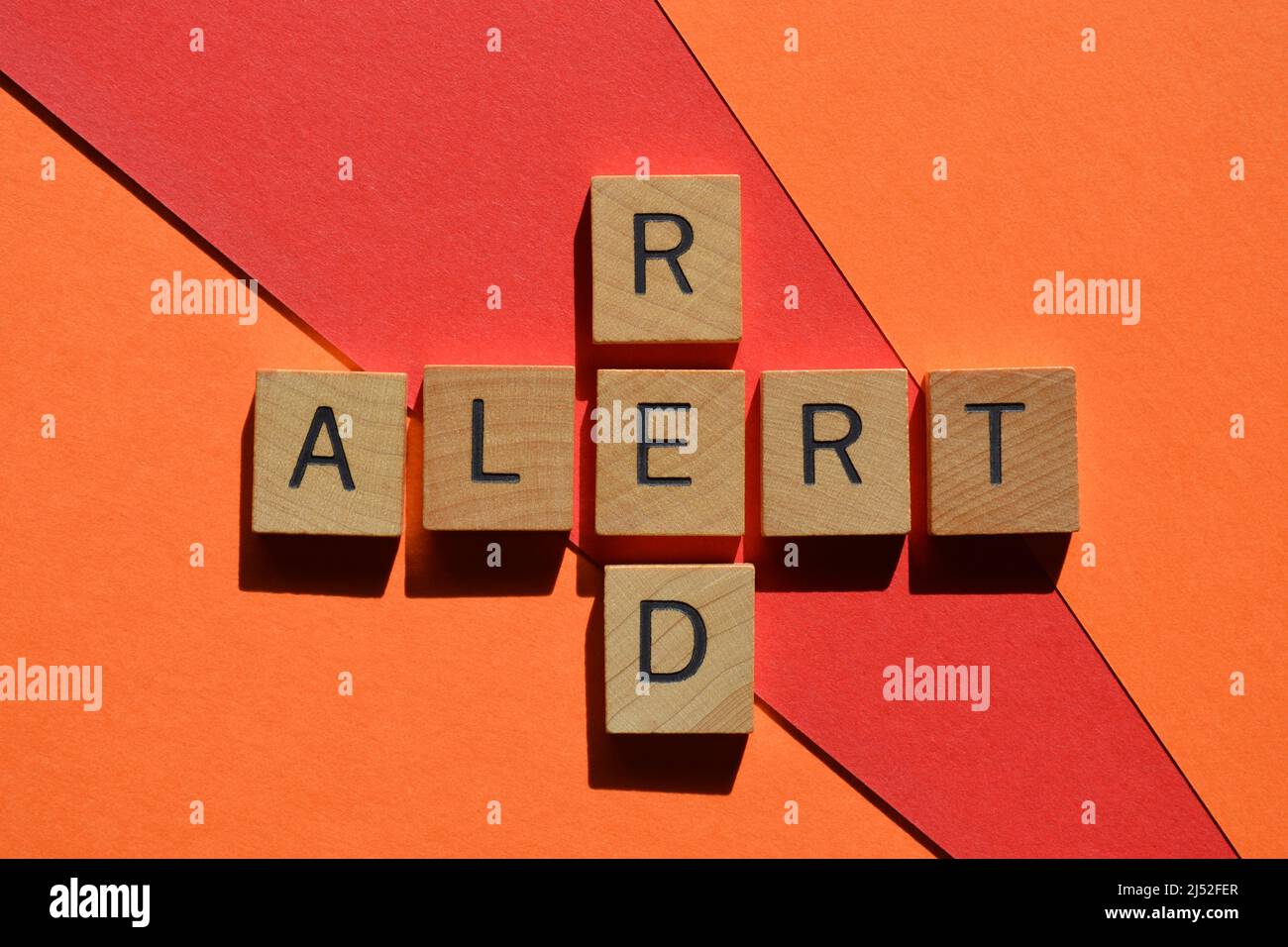 Rote Warnung, Wörter in hölzernen Buchstaben in Kreuzworträtsel-Form isoliert auf dem Hintergrund Stockfoto