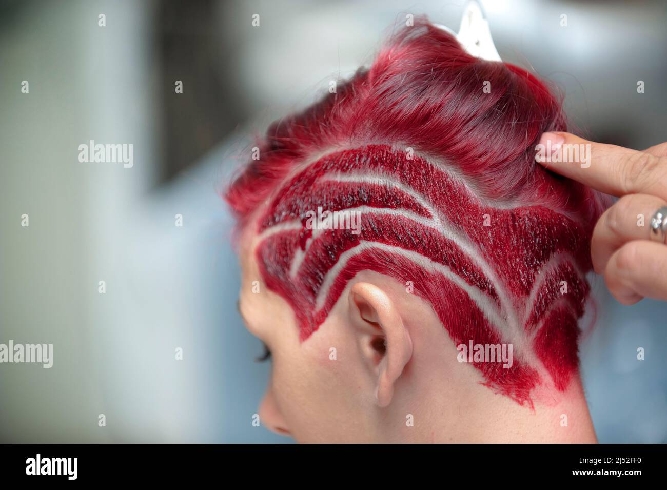 Friseursalon, der an einem roten Haarschnitt arbeitet Stockfoto