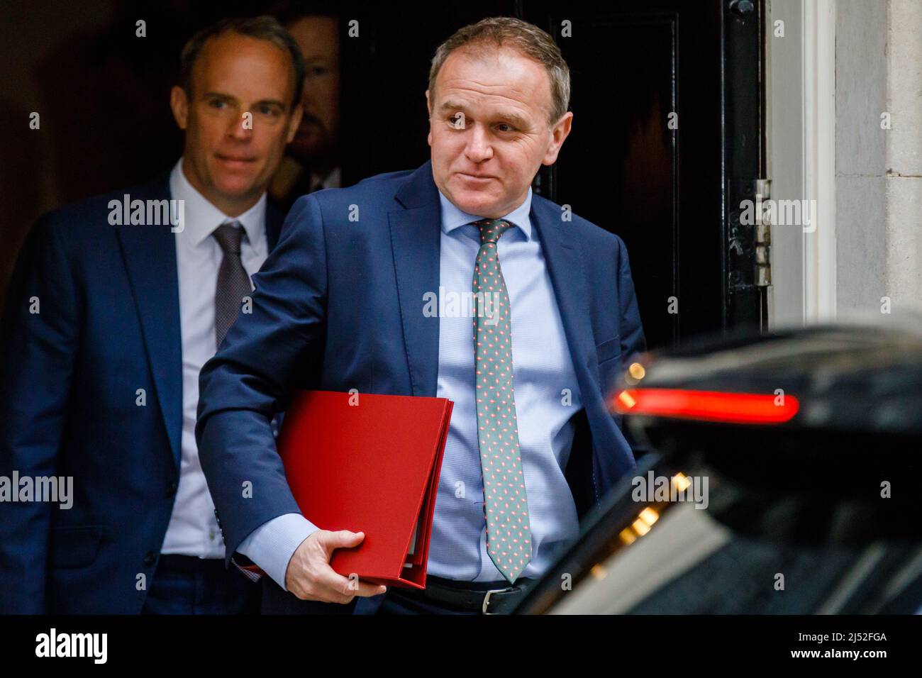 Downing St. London, Großbritannien. 19.. April 2022.der Abgeordnete von RT Hon Dominic Raab und der Abgeordnete von RT Hon George Eustice verlassen die Downing Street 10 nach der Kabinettssitzung heute Morgen. Chris Aubrey/Alamy Live News Stockfoto